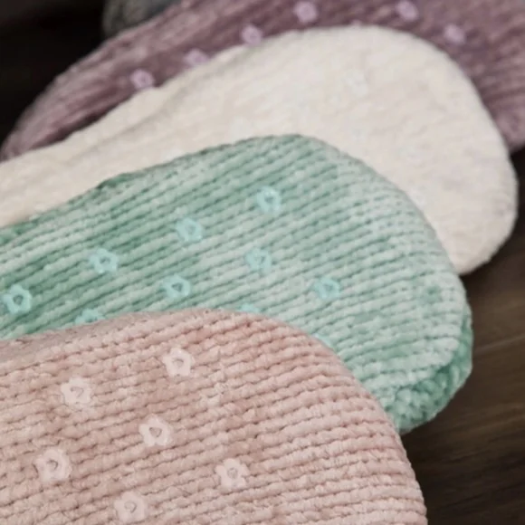 LAST Pair! Cozy Comfy Sherpa Lined Slippers w/Anti-slip Grip Bottoms - Picture 4 of 8